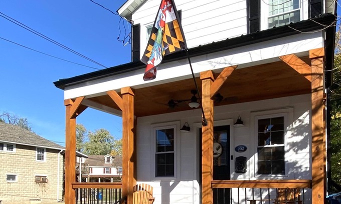 North East House | Historic home in the heart of Main Street- walkable to shops and restaurants