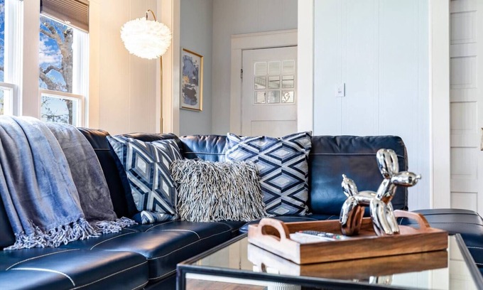 Granbury House | Historic Home Right off the Granbury Square