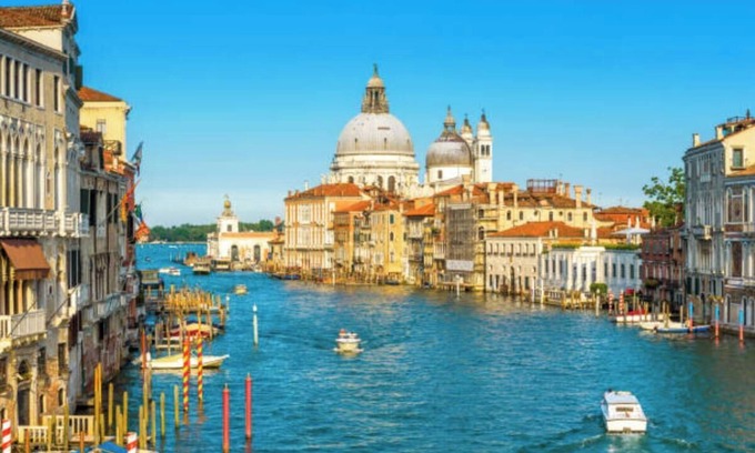 Venice Apartment | HISTORIC LUXURY MANSION IN DORSODURO & ICONIC ART COLLECTION, WATERFRONT VIEWS