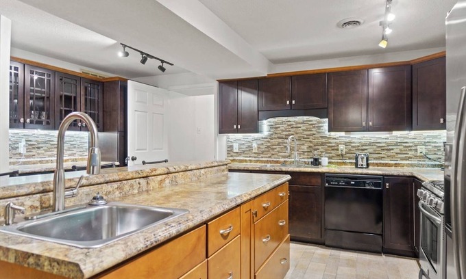 Fort Wayne Apartment | Historic Mansion Apt 4 | Ping-Pong & Free Parking