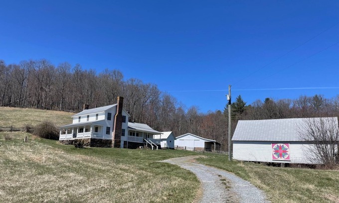 Ennice Other | Historic Old Farmhouse and Angus Cattle. Family and Pet Friendly!
