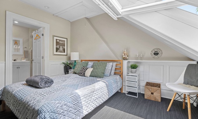 South End Apartment | Historic Old South District Aft Castle Suite