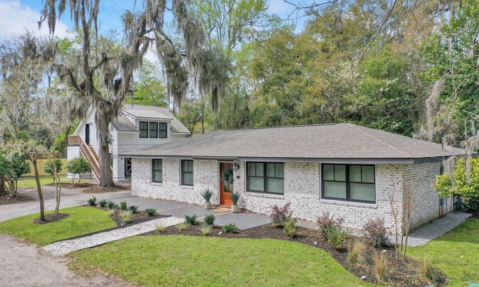 Olde Town House | Historic Old Town + Modern 4 BR Retreat + Fire Pit