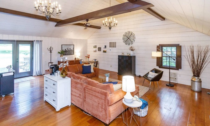 Brownstown Apartment | Historic, Yet Modern Carriage House Loft Apartment Nestled In Lancaster County.