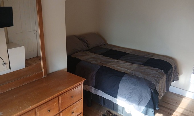 Lowry Hill East Apartment | Historical 3rd floor studio apartment in Uptown Wedge