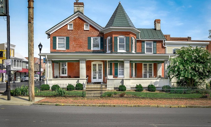 Strasburg House | Historical and Spacious House in the Center of Small Town Life