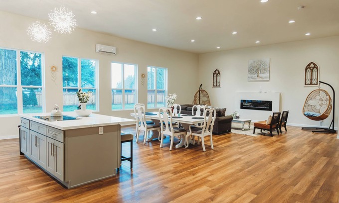 Arlington Heights House | Historical landmark, comfortable 6 bedrooms, 5.25 bath welcoming space!