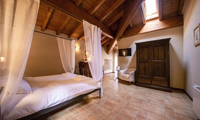Volta Mantovana Bed & Breakfast | Historical Villa on Mincio river close to the cyclelane