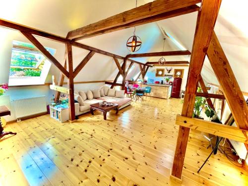 Caputh Apartment | Historisches Retro Loft 70m2 mit Garten & Seenähe