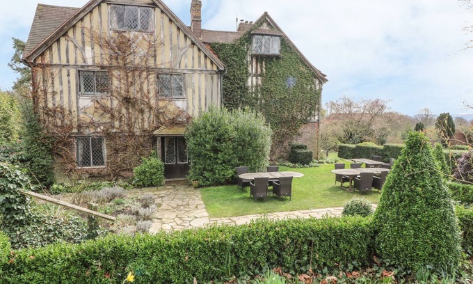 Chiddingstone Hoath Cottage | HOATH HOUSE, pet friendly, luxury holiday cottage in Chiddingstone