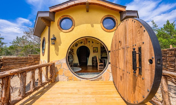 Fredericksburg Cabin | Hobbit House* Hot Tub* BBQ* EV* Fredericksburg