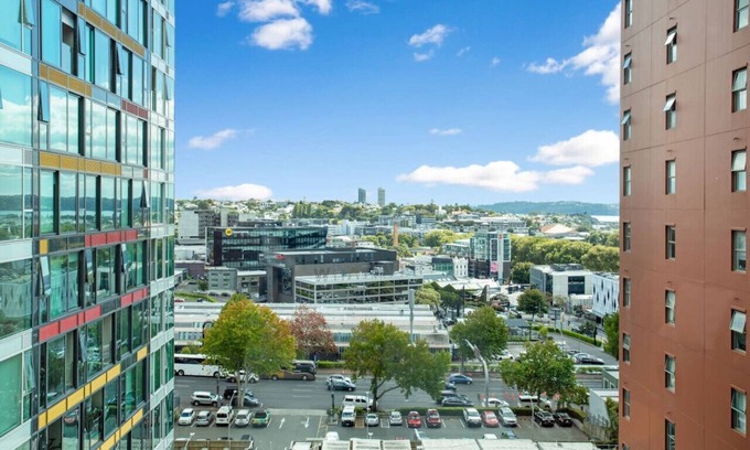Auckland Central Business District Apartment | Hobson's Apartment with Pool and View