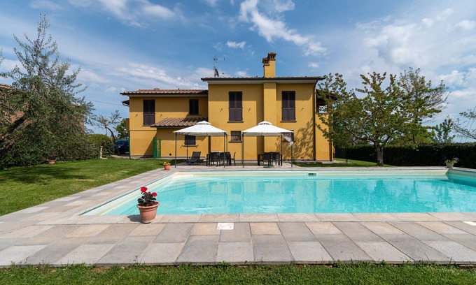 Ciggiano House | Holiday Home "Mugellese" with Shared Pool & Wi-Fi