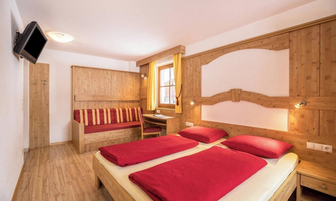 Valle Aurina Apartment | Holiday Apartment "Hollenze - Gruberhof" with Wi-Fi & Mountain View