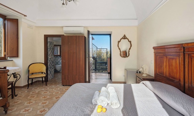 Monte Chiaro House | Holiday Home 'Camera Ulivo Con Vista Mare' with Sea View, Wi-Fi and Air Conditioning