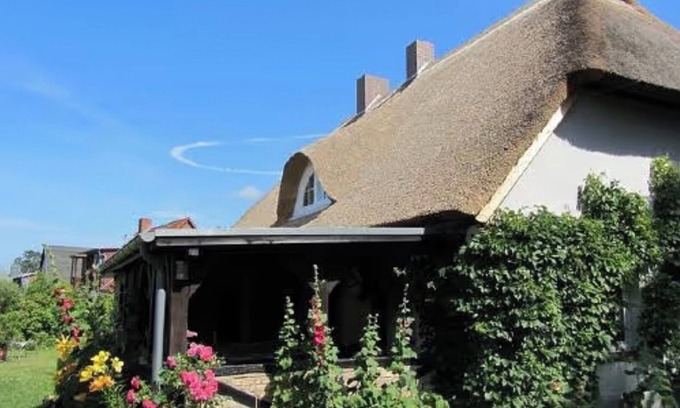 Klockenhagen Apartment | Holiday Apartment 'Koras Dachkammer' with Private Garden