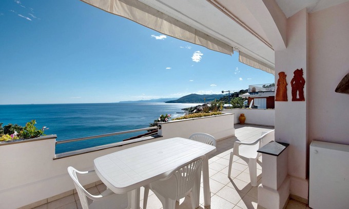 Arenzano Apartment | Holiday Apartment "Casa Nina" with Sea View, Private Terrace & Wi-Fi