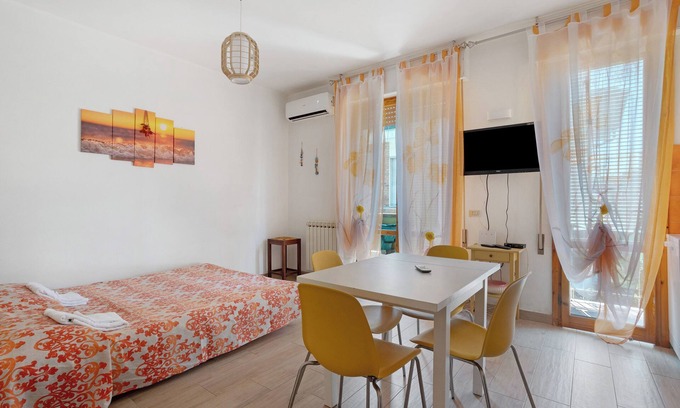 Ex Campo d'Aviazione Apartment | Holiday Apartment 'Coral House Viareggio' with Balcony