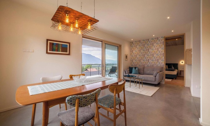 Cermes Apartment | Holiday Apartment "Das Eckige" with Mountain View, Wi-Fi, Garden & Terrace