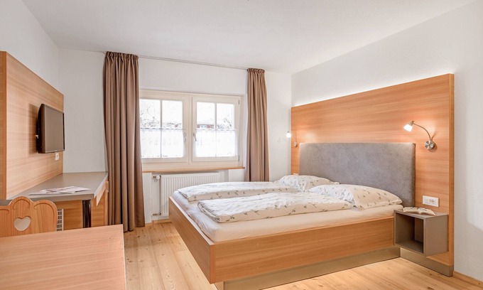 Valdaora di Sopra Apartment | Holiday Apartment “Kruma - Waggile 3” with Mountain View, Wi-Fi & Balcony