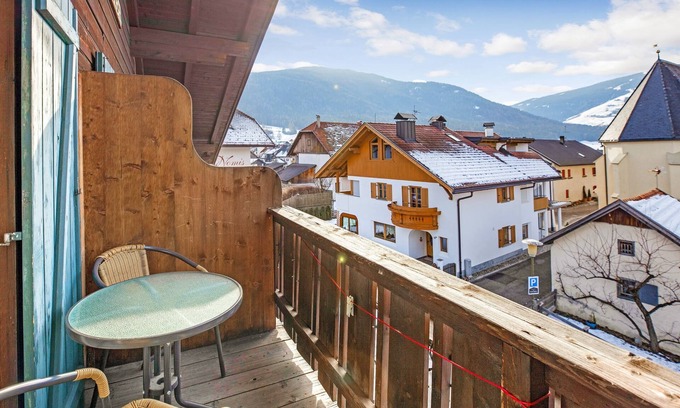 Valdaora di Sopra Apartment | Holiday Apartment “Kruma - Waggile 2” with Mountain View, Wi-Fi & Balcony