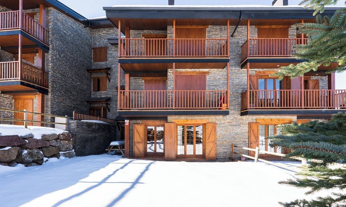 La Molina Apartment | Holiday Apartment “Pie de pistas Font Canaleta La Molina” next to Ski Slopes with Terrace & WiFi