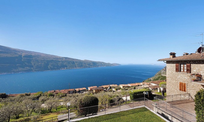 Oldesio Apartment | Holiday Apartment 'Rustico Spagnol 3' with Lake View, Pool & Wi-Fi