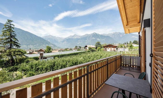 Merano Apartment | Holiday Apartment "Torgglbauer 3" with Mountain View, Pool, Terrace & Wi-Fi