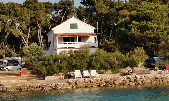 Susica Apartment | Holiday apartment Ugljan (Ort) for 1 - 6 persons with 3 bedrooms - Holiday apartment