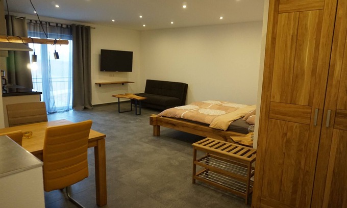 Mainz-Bingen Apartment | Holiday Cherry Blossom Garden