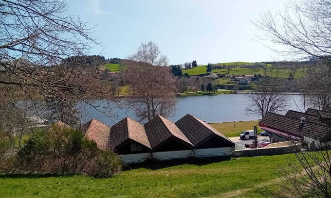 Saint-Remy-Sur-Durolle Apartment | Holiday Home 'Ocre Au Bord Du Lac' with Shared Terrace, Shared Garden and Wi-Fi
