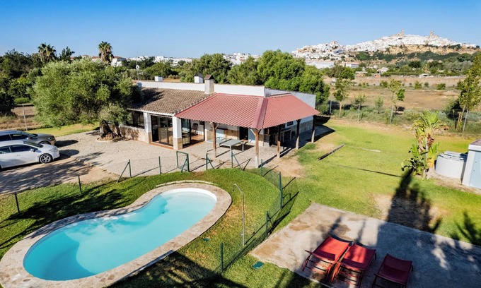 Arcos de la Frontera House | Holiday Home 'La Huerta Del Prado' with Mountain View, Wi-Fi and Air Conditioning