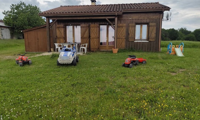 Saint-Front-d'Alemps House | Holiday Home 'Le Chalet' with Private Garden and Wi-Fi