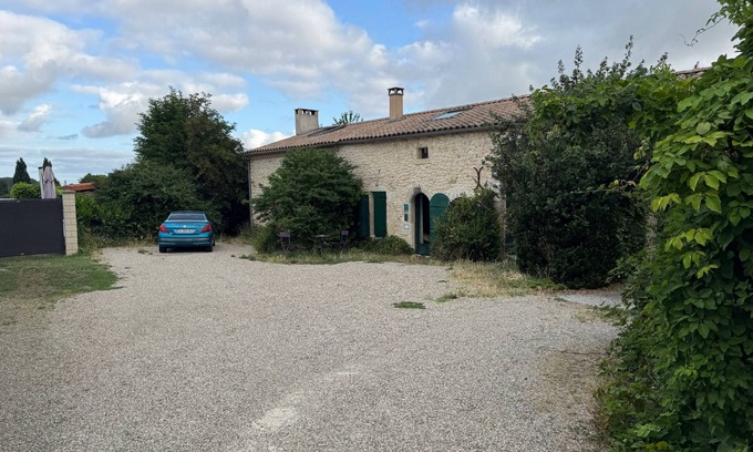 Saint-Genes-de-Blaye House | Holiday Home 'Chai Crann Piorra' with Private Terrace, Shared Garden and Wi-Fi