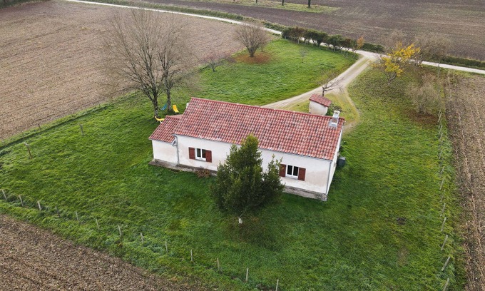 Saint-Meard-de-Drone House | Holiday Home 'La Grande Métairie' with Private Terrace, Private Garden and Wi-Fi