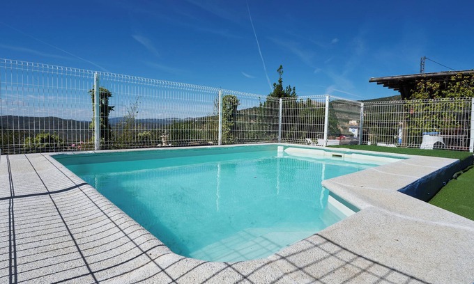 Castillo de Locubin House | Holiday Home 'La Sierrezuela' with Mountain View, Private Pool and Wi-Fi