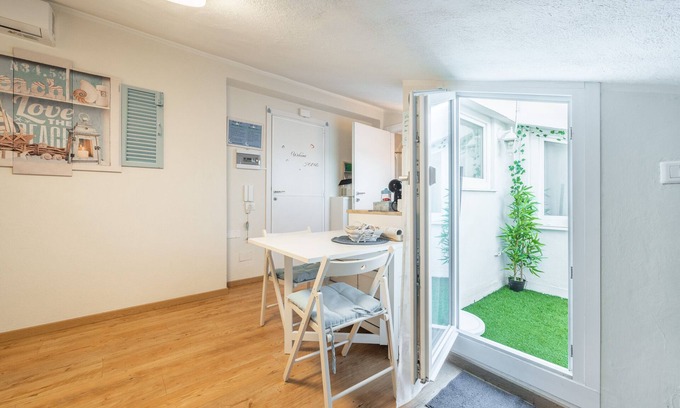 Decimomannu House | Holiday Home 'Al Chiaro Di Luna' with Balcony, Wi-Fi and Air Conditioning