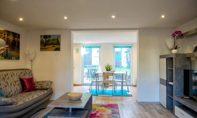 Annenwalde Apartment | Holiday Home 'Am Reiterhof' with Private Terrace, Private Garden and Wi-Fi