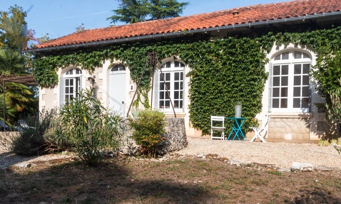 Jarnac House | Holiday Home 'Au Bord De La Charente' with Private Terrace and Private Garden