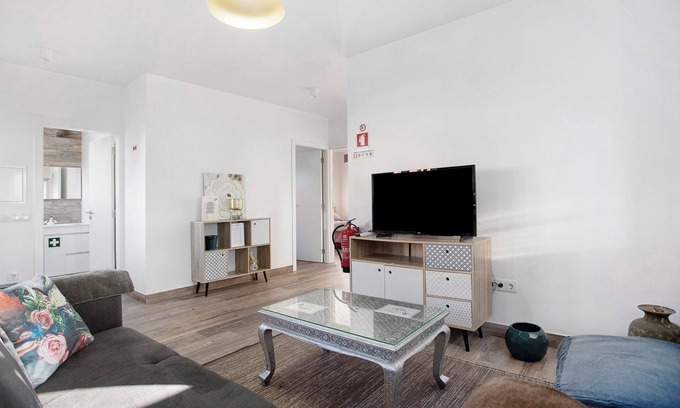 Leiria House | Holiday Home "Casa da Padaria" with Garden, Air Conditioning & Wi-Fi