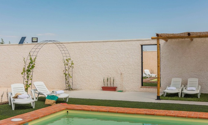 La Lantejuela House | Holiday Home 'Casa Rural Lola - Lantejuela' with Private Pool, Wi-Fi and Air Conditioning