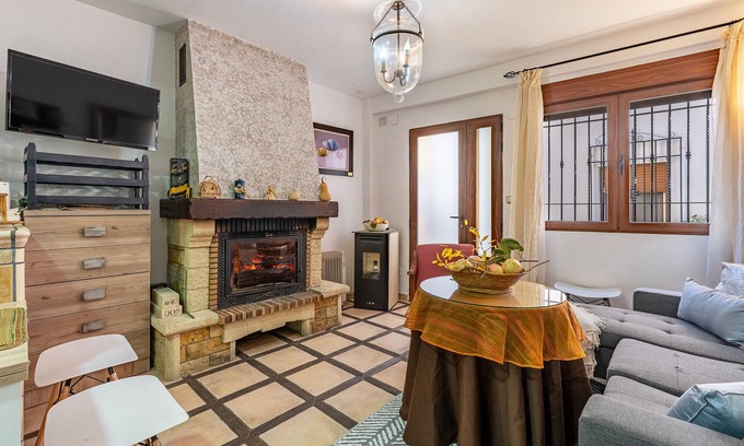 Niguelas House | Holiday Home 'Casa Rural En El Centro De Nigüelas' with Mountain View, Private Terrace and Wi-Fi