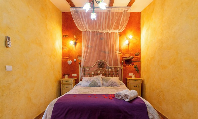 Laroya House | Holiday Home 'Casa Rural Jaraiz Vip' with Mountain View, Shared Pool and Wi-Fi