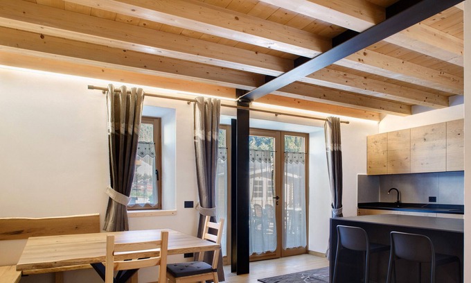 Mezzano House | Holiday Home 'Dimora Zoe' with Mountain View, Shared Garden and Wi-Fi