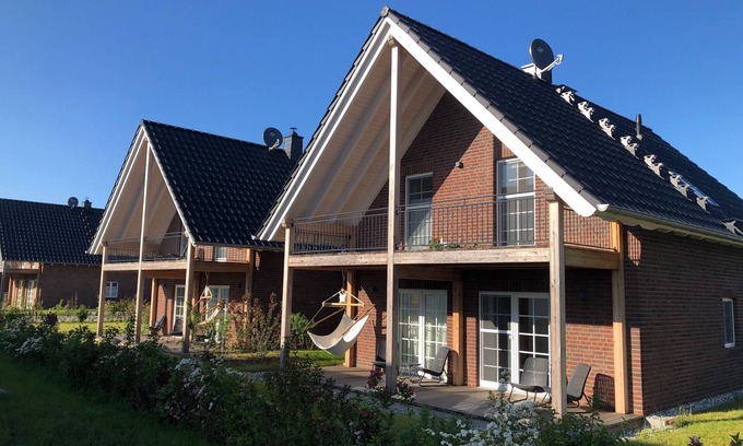 Krummin House | Holiday Home "Ferienhaus Familienkoje Hannah" with Private Terrace, Private Sauna & Wi-Fi