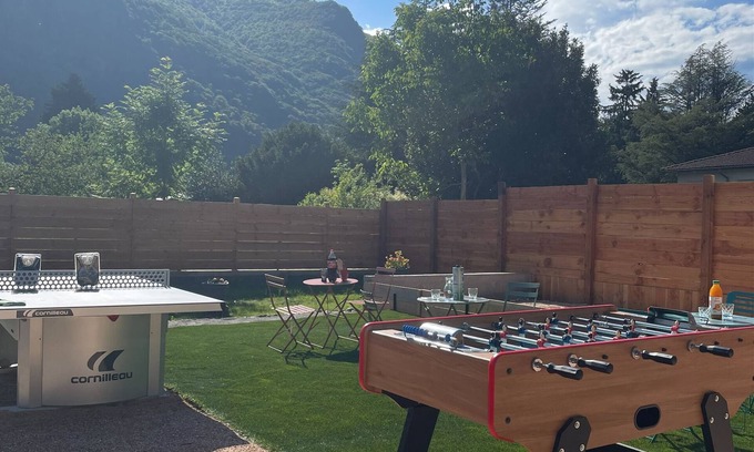 Chaum House | Holiday Home 'Foto' with Private Terrace, Wi-Fi and Air Conditioning