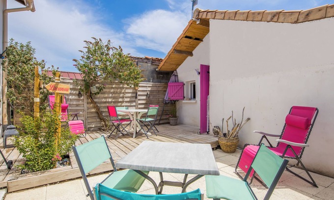 Castelnau-de-Medoc House | Holiday Home 'Chez Les Martin' with Private Terrace, Private Garden and Wi-Fi
