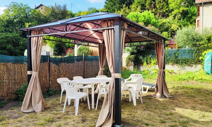 Decazeville House | Holiday Home 'Gite 43-2' with Shared Terrace, Shared Garden and Wi-Fi