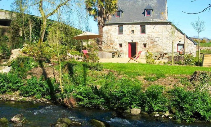 Begard House | Holiday Home 'Gite Du Moulin Du Poulloguer' with Private Terrace, Private Garden and Wi-Fi