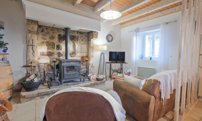 Allemans House | Holiday Home 'Gîte Le Moutat-La Cave' with Private Garden
